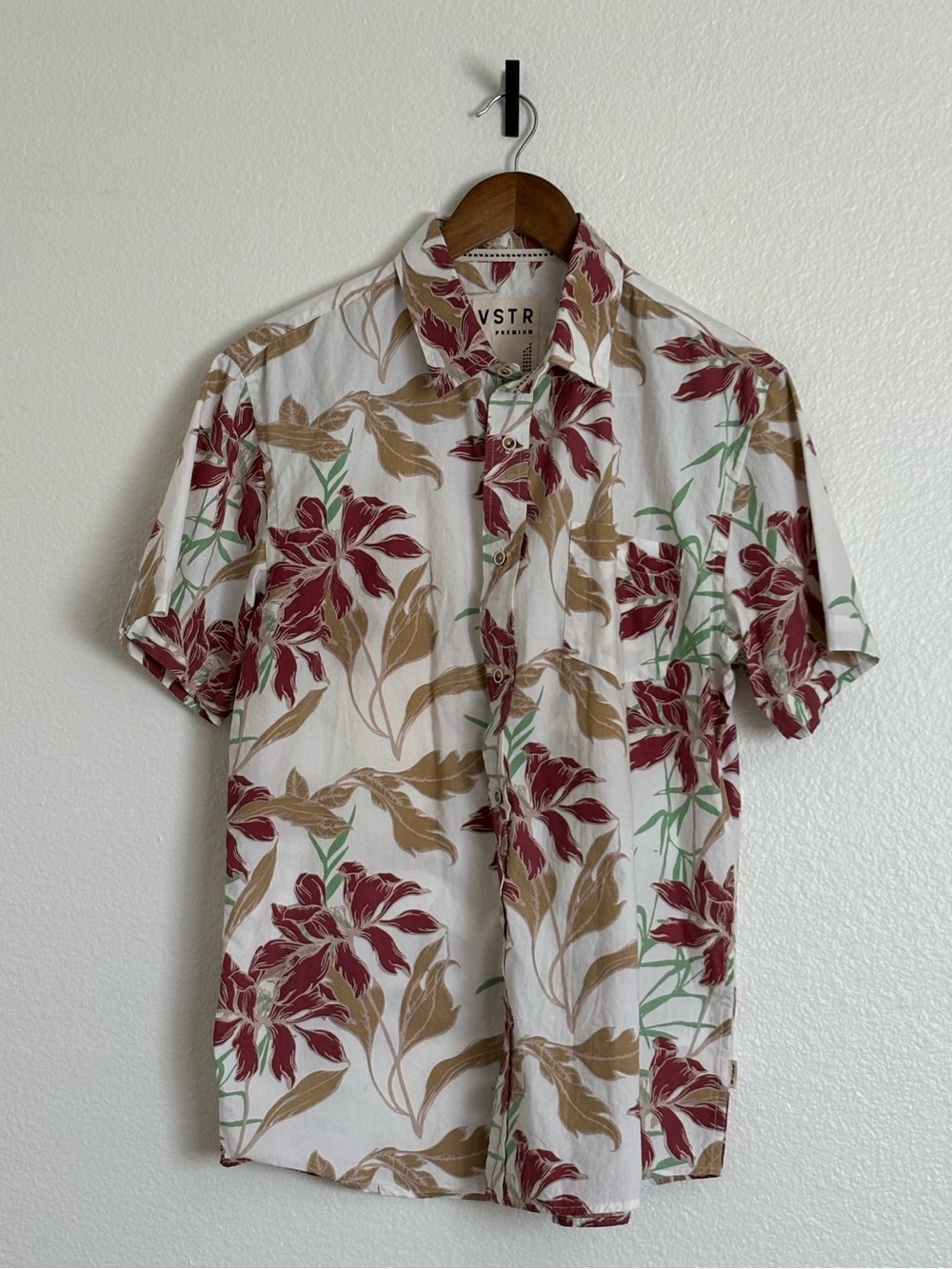 M size M VSTR White Hawaiian ShortSleeve ButtonDown with Red/tan print Item 0019